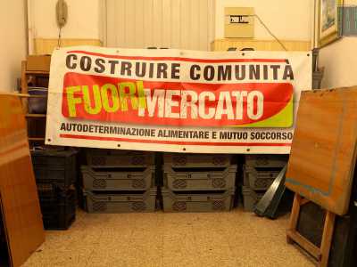 ...i cui interni sono tinteggiati con colori accesi. Le pareti pullulano di poster di stampo politico...